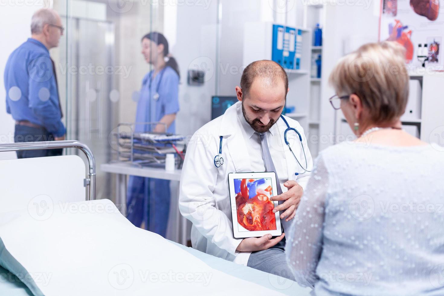 médico apontando doença cardíaca foto