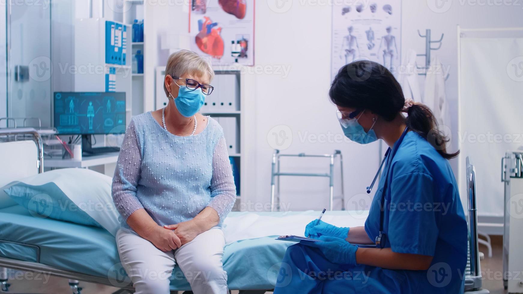 enfermeira conversando com paciente idoso idoso foto