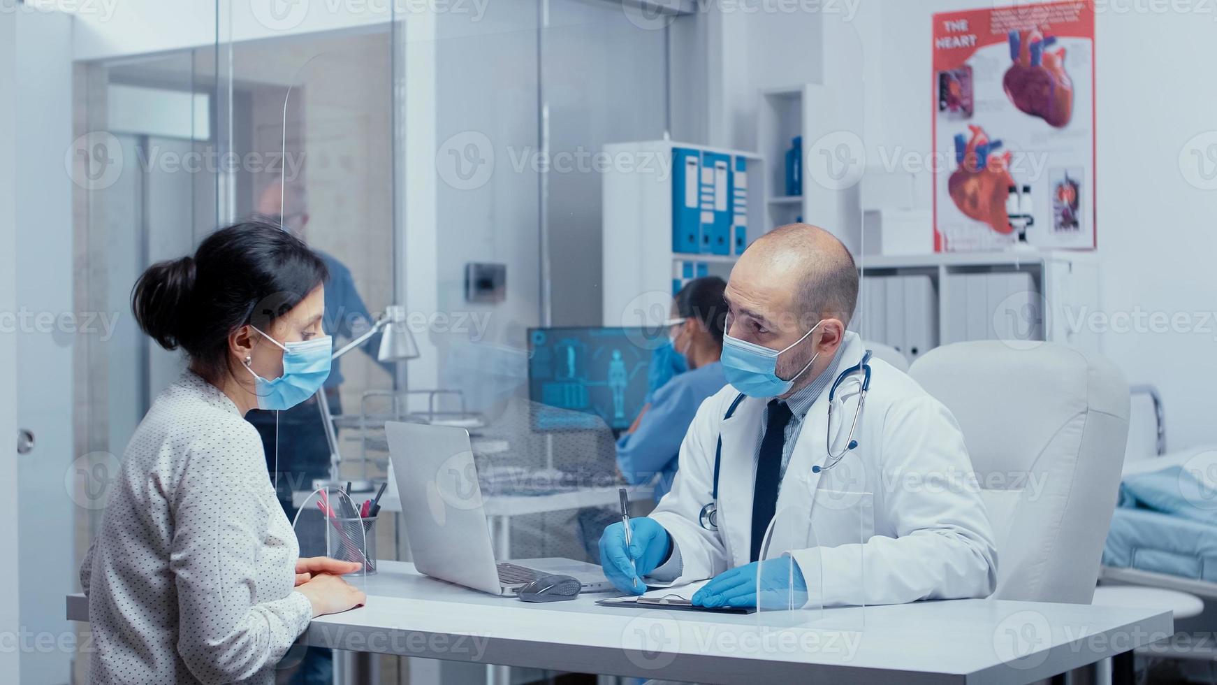 consulta médica durante a pandemia covid-19 foto