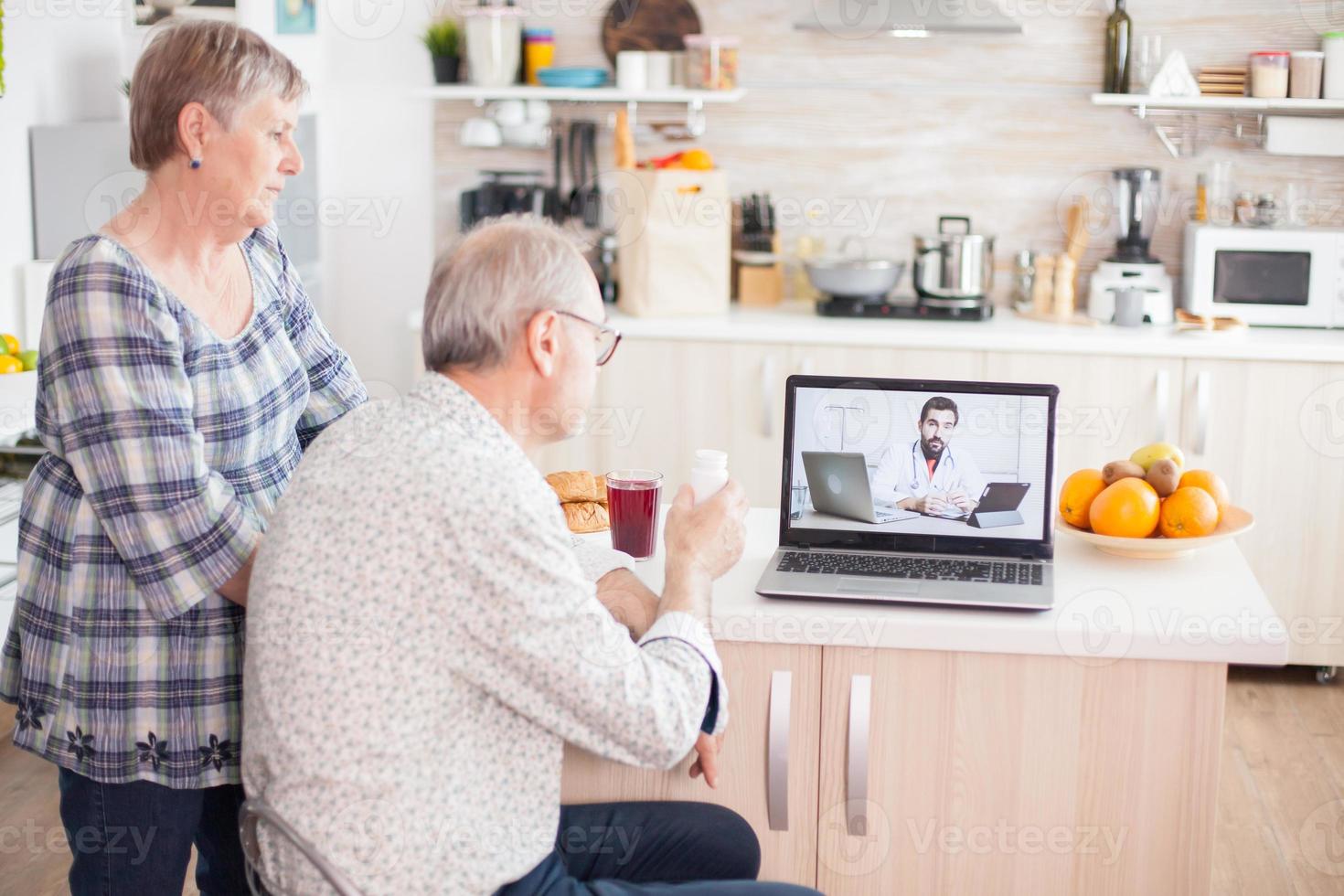 homem sênior segurando frasco de comprimidos foto