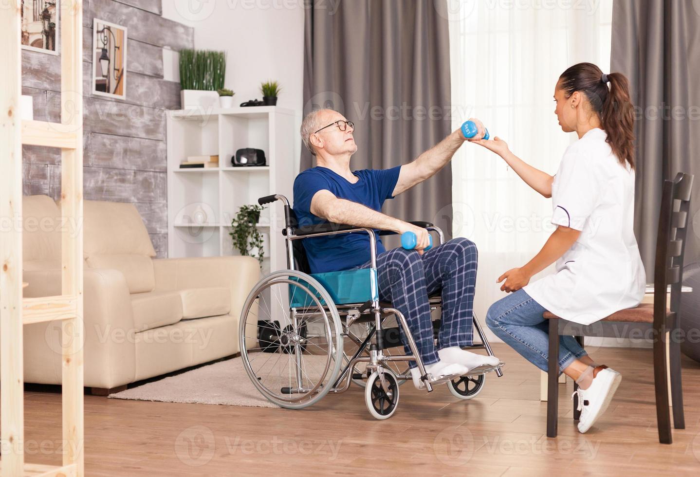 homem idoso com trauma muscular em recuperação foto