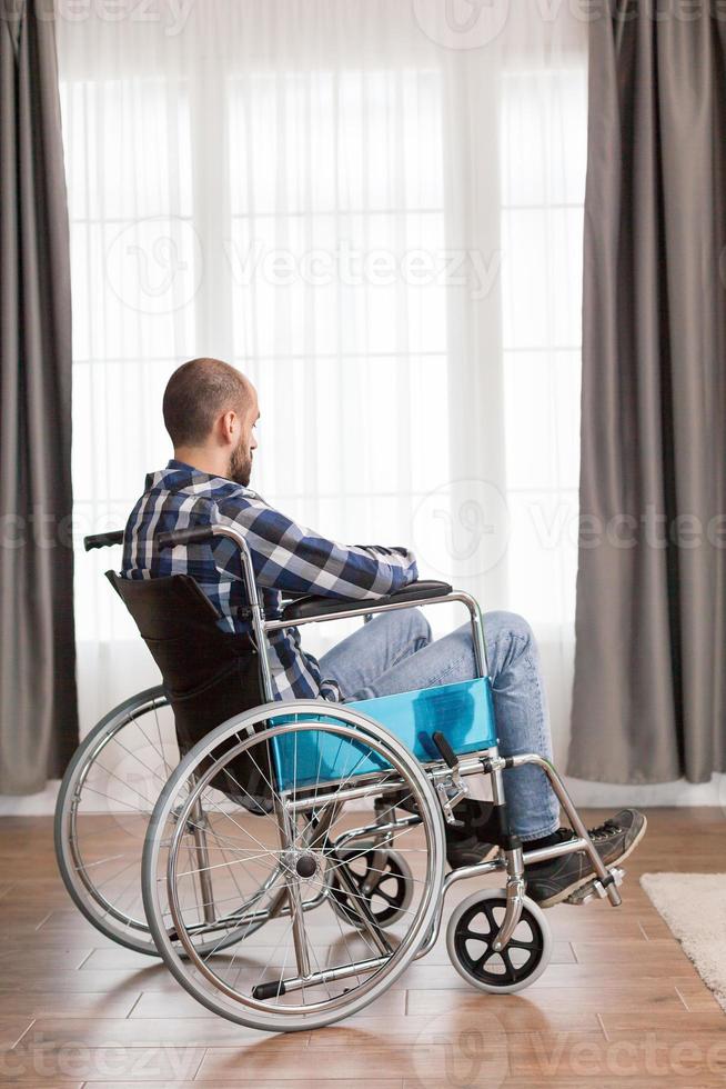 homem em cadeira de rodas morando sozinho foto