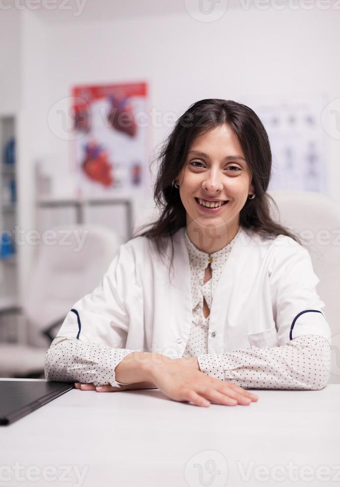 retrato de uma médica sorridente foto