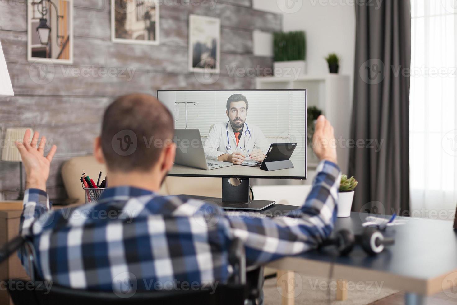 paciente em videochamada com médico foto