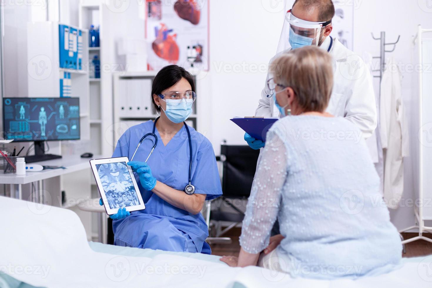 equipe médica explicando o diagnóstico foto