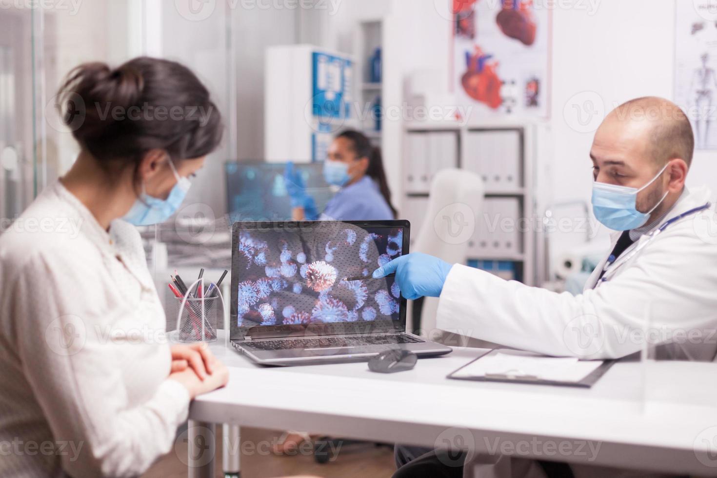 médico com máscara de proteção foto