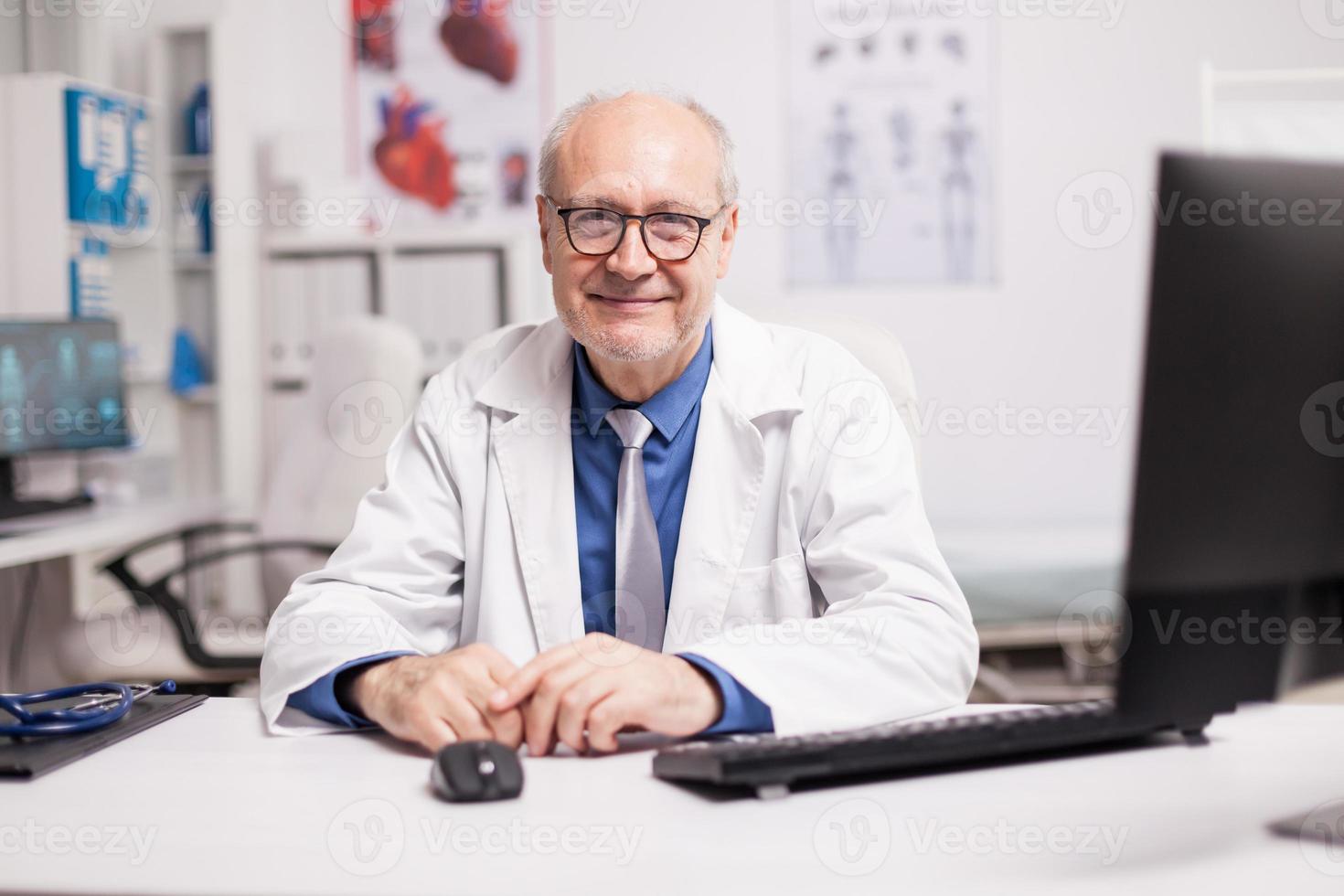 médico sênior de sucesso no gabinete do hospital foto