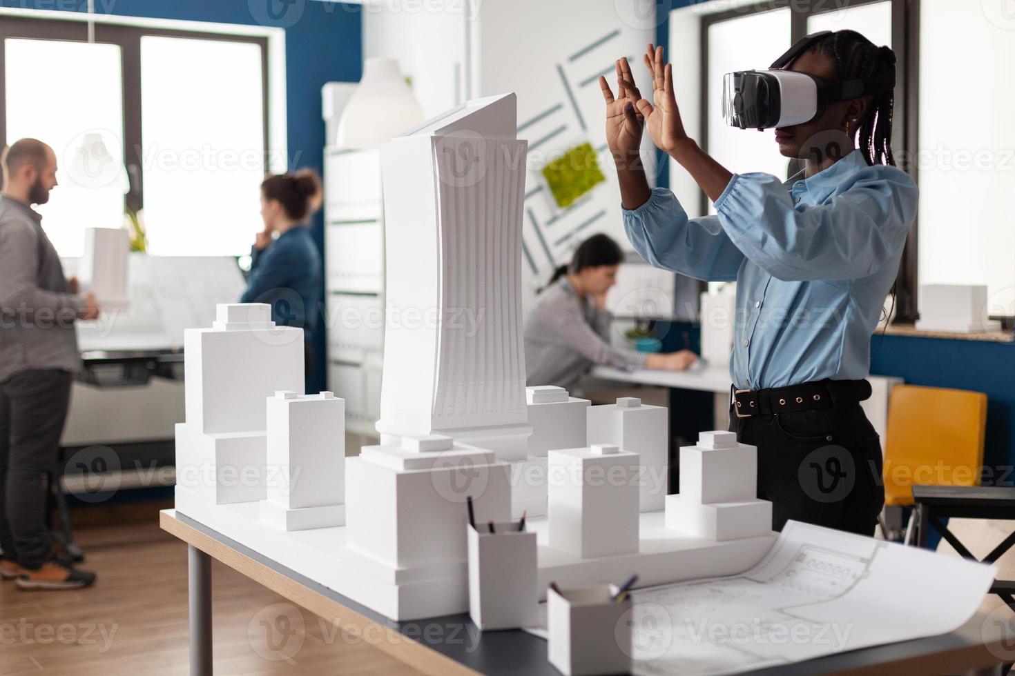 mulher afro-americana usando óculos vr no trabalho foto