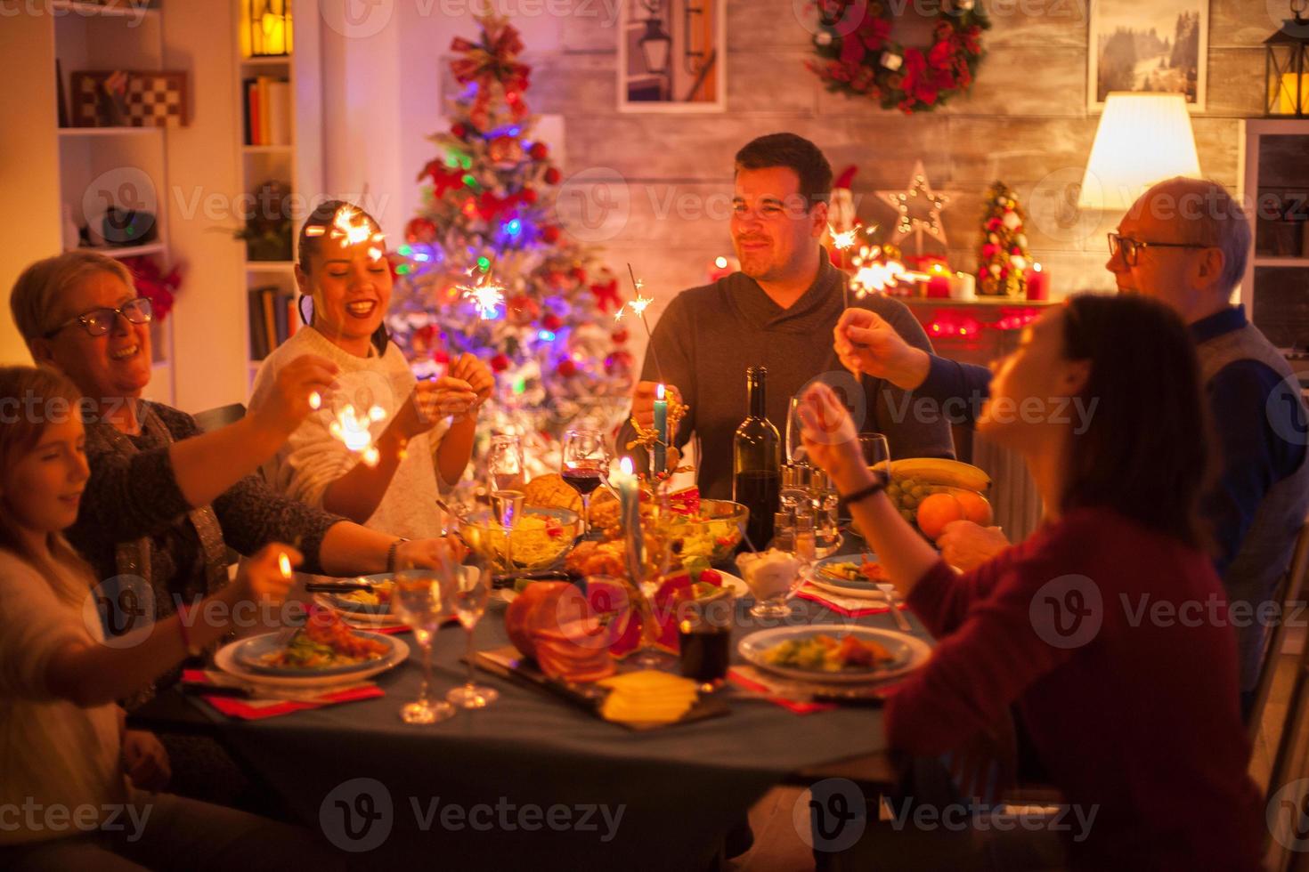 grande família feliz comemorando o natal foto