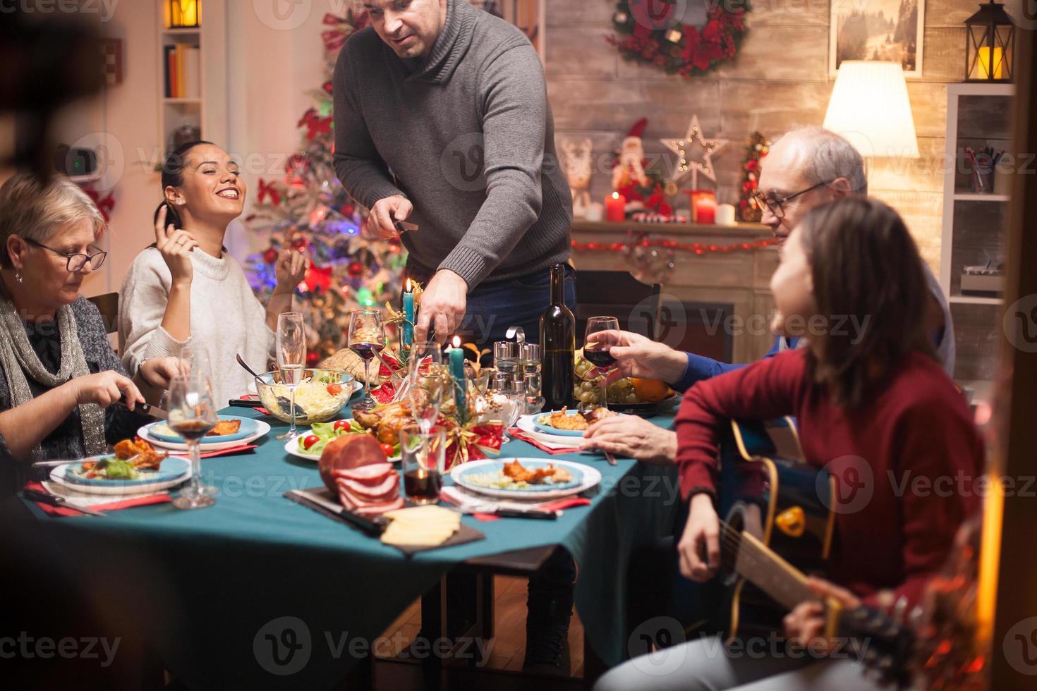 mãe alegre no jantar em família do Natal foto