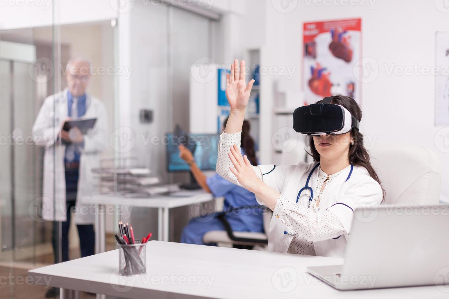 médico usando óculos de realidade virtual de alta tecnologia foto