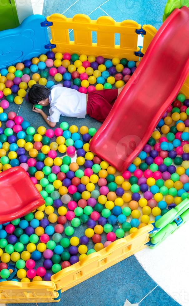 bola de plástico colorida e controle deslizante vermelho na área de recreação para crianças foto