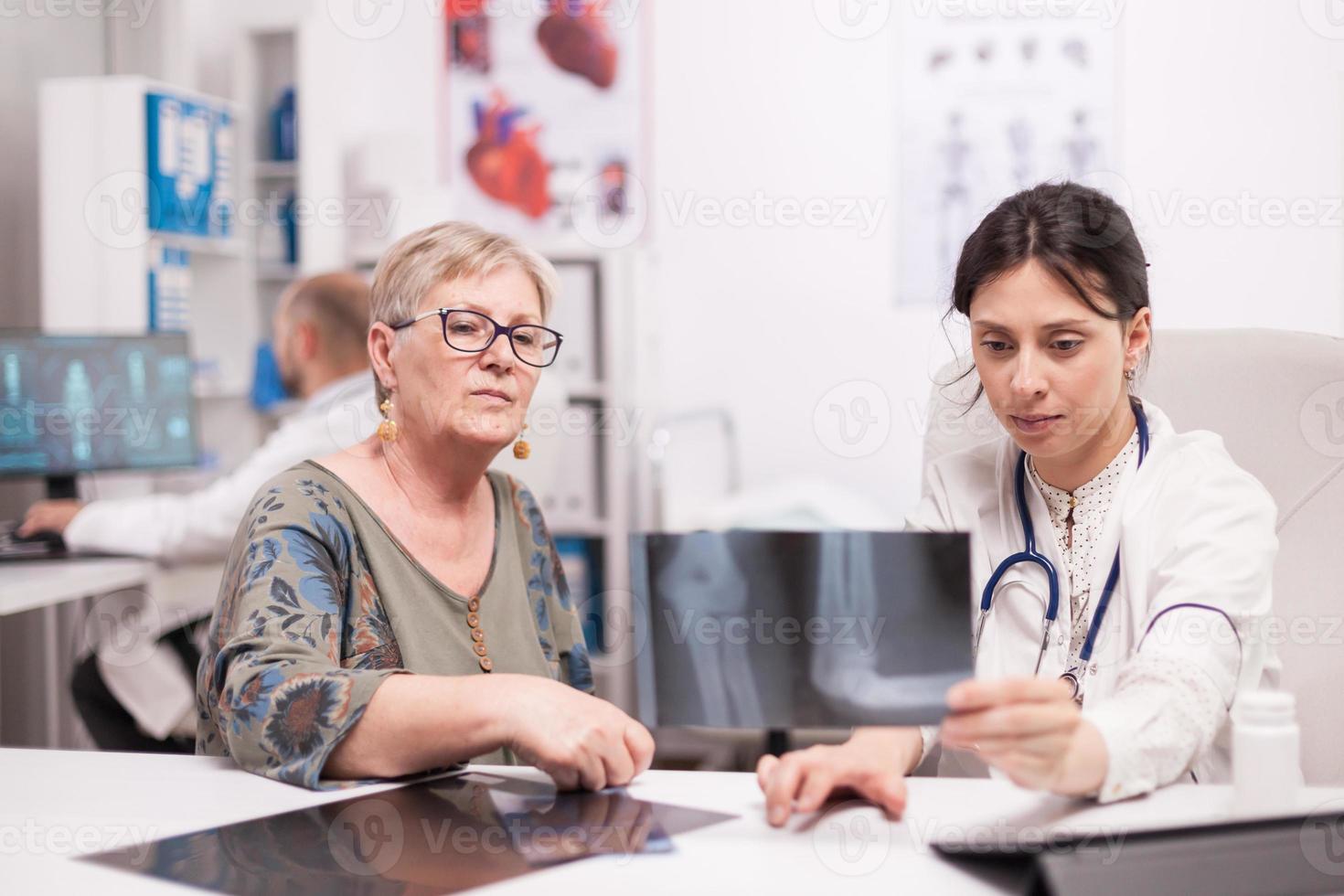 médico falando sobre dor no joelho foto