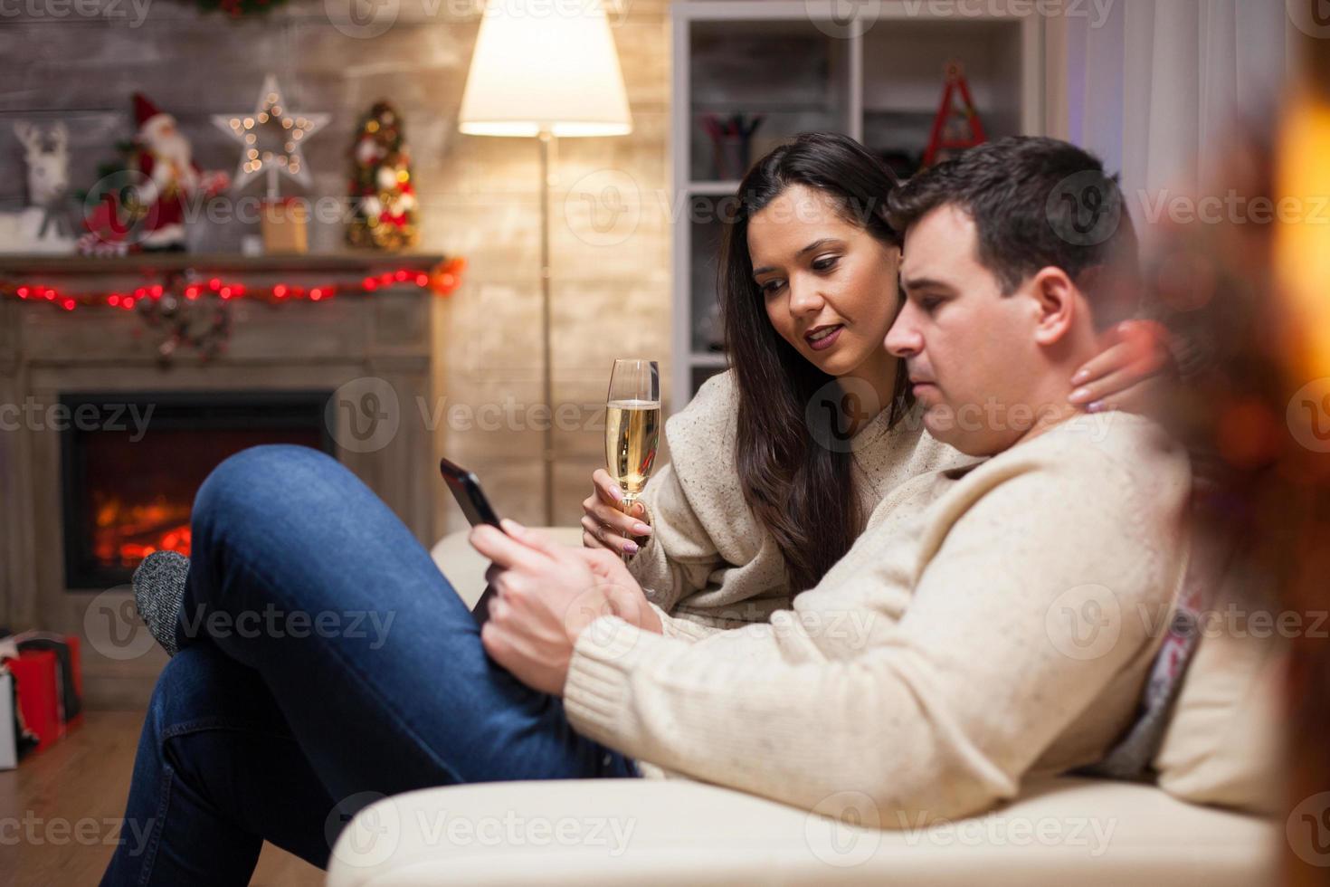 linda esposa segurando uma taça de champanhe foto