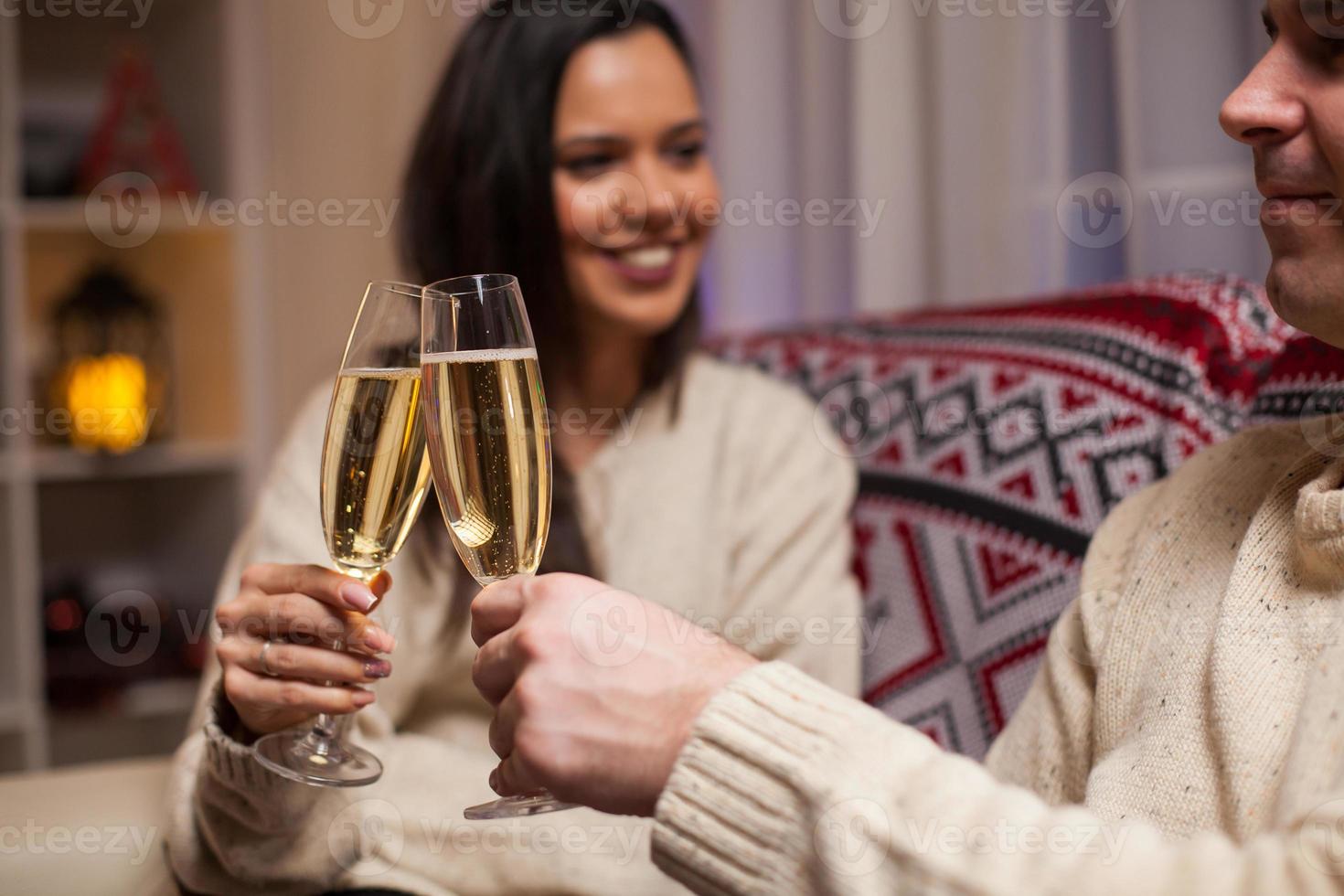 casal caucasiano comemorando relacionamento no dia de natal foto