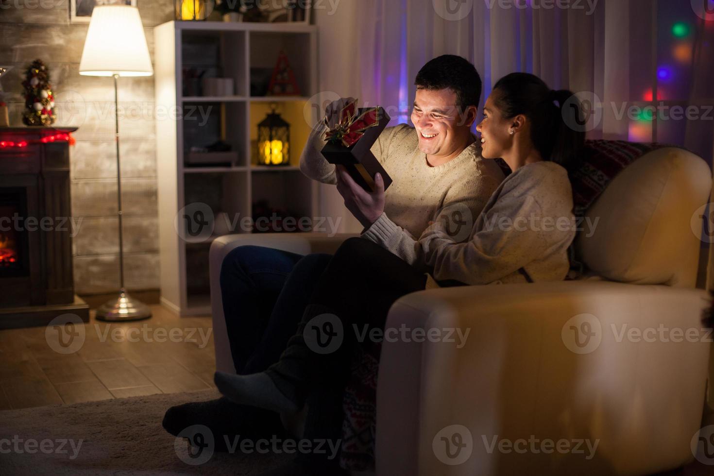 jovem feliz com seu presente mágico de sua esposa foto