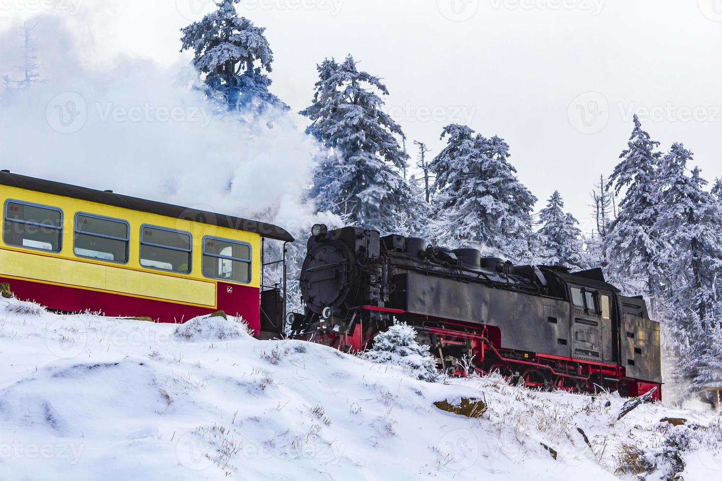 vapor locomotiva ferroviária de brocken na paisagem de inverno brocken harz alemanha. foto