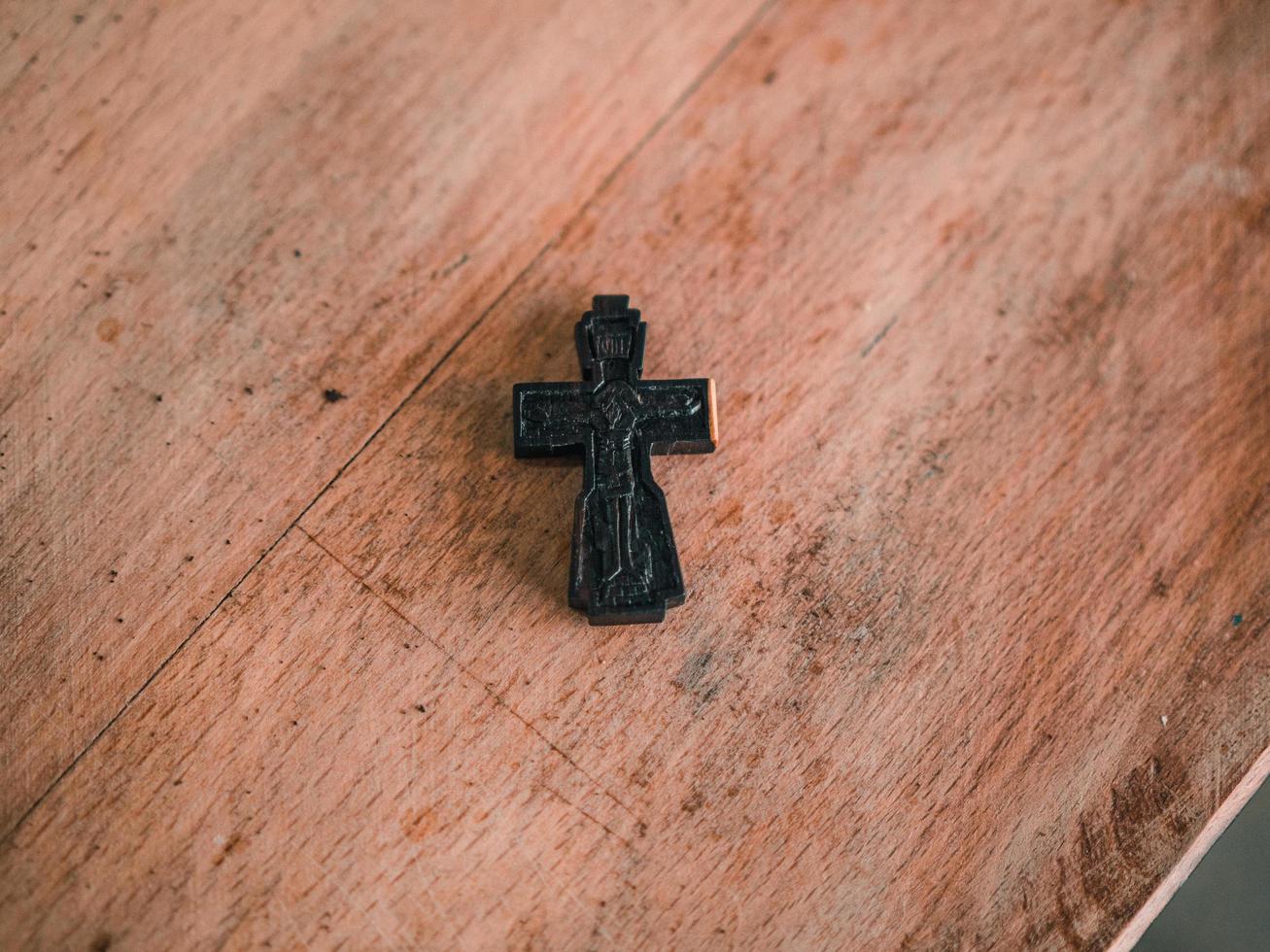 cruz ortodoxa de madeira na mesa de madeira foto