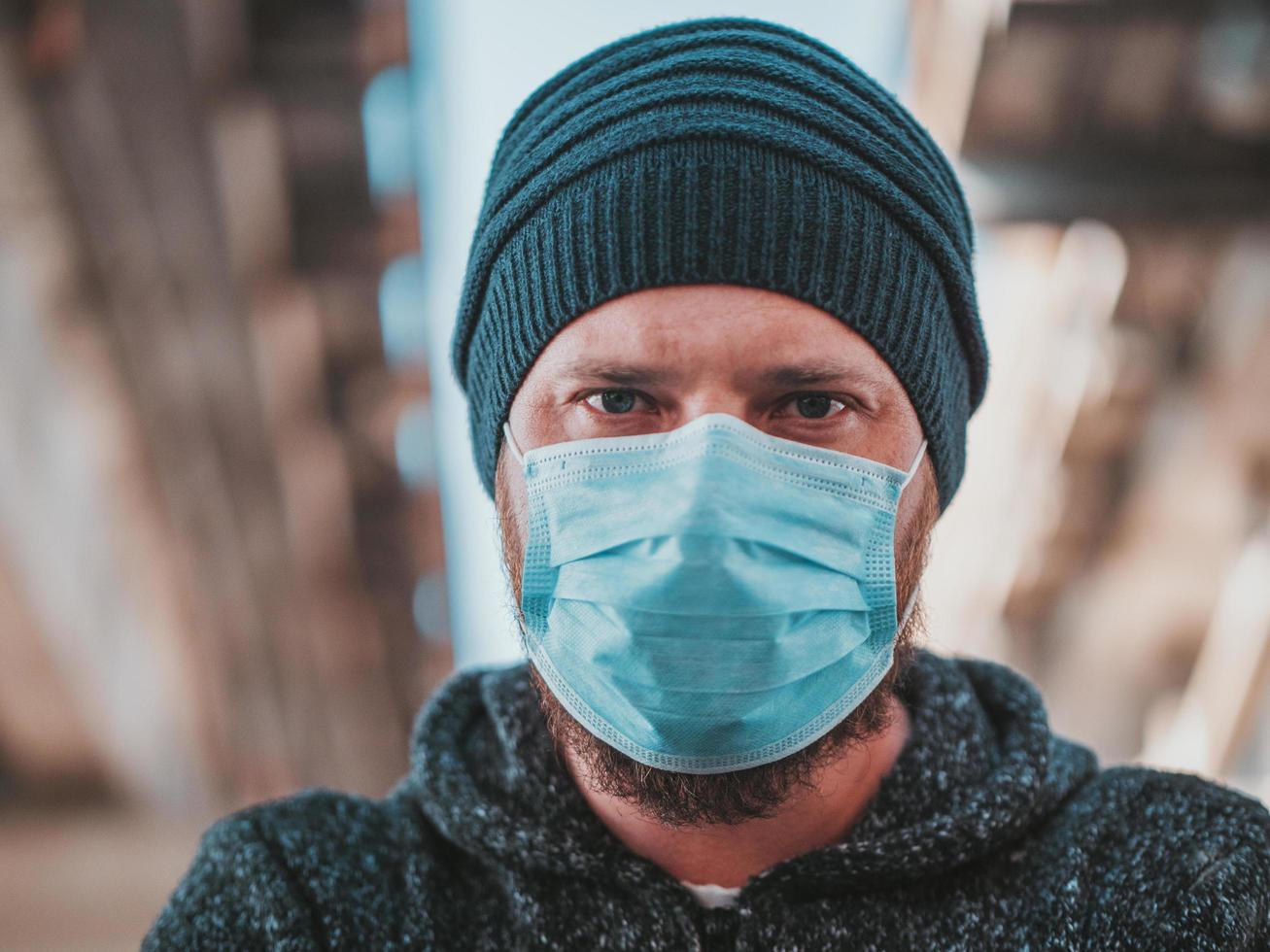 retrato de um homem com uma máscara médica foto