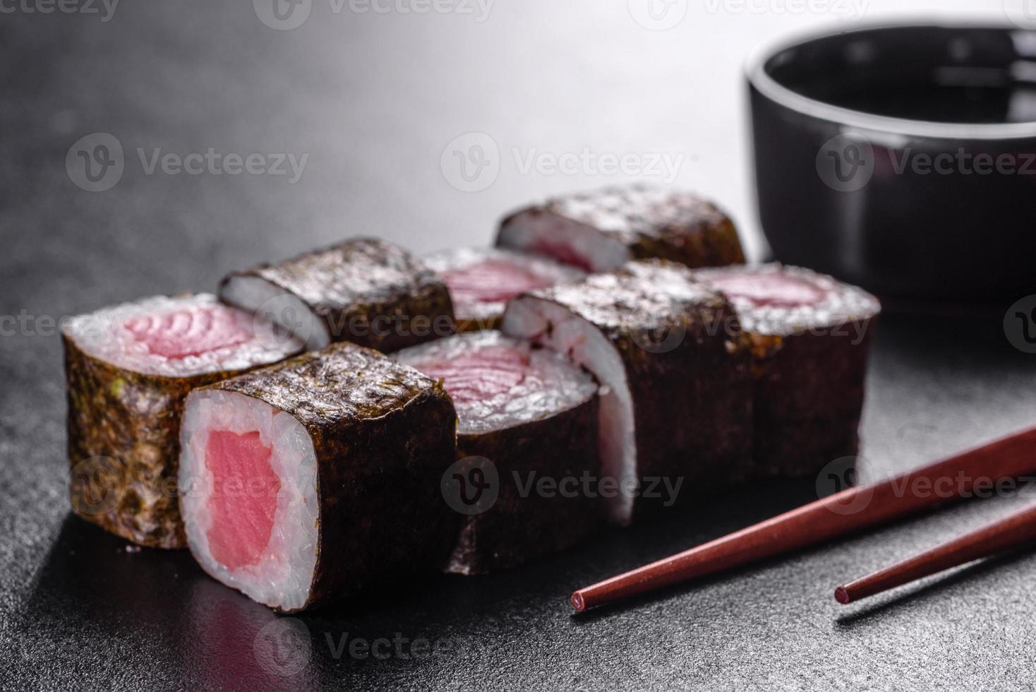 tradicional delicioso sushi fresco em um fundo preto foto