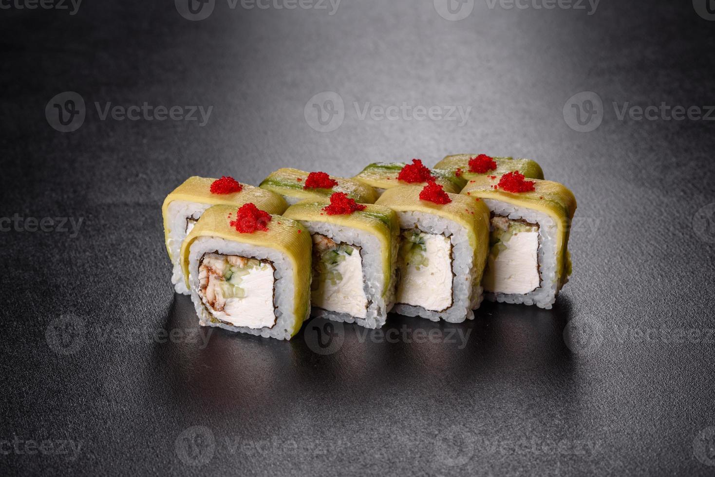 tradicional delicioso sushi fresco em um fundo preto foto