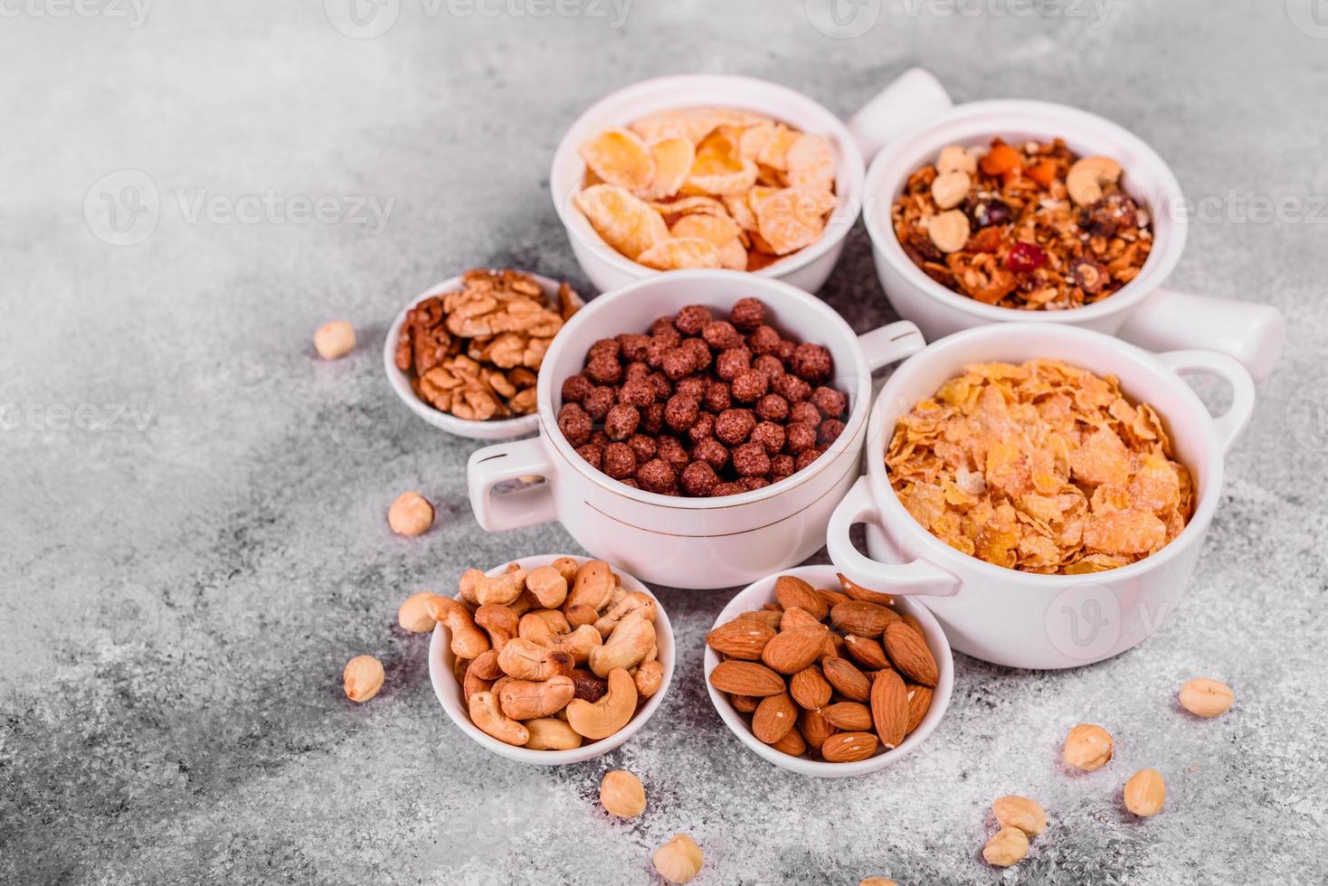 café da manhã saboroso e nutritivo com granola, cereais e nozes. comida saudável foto