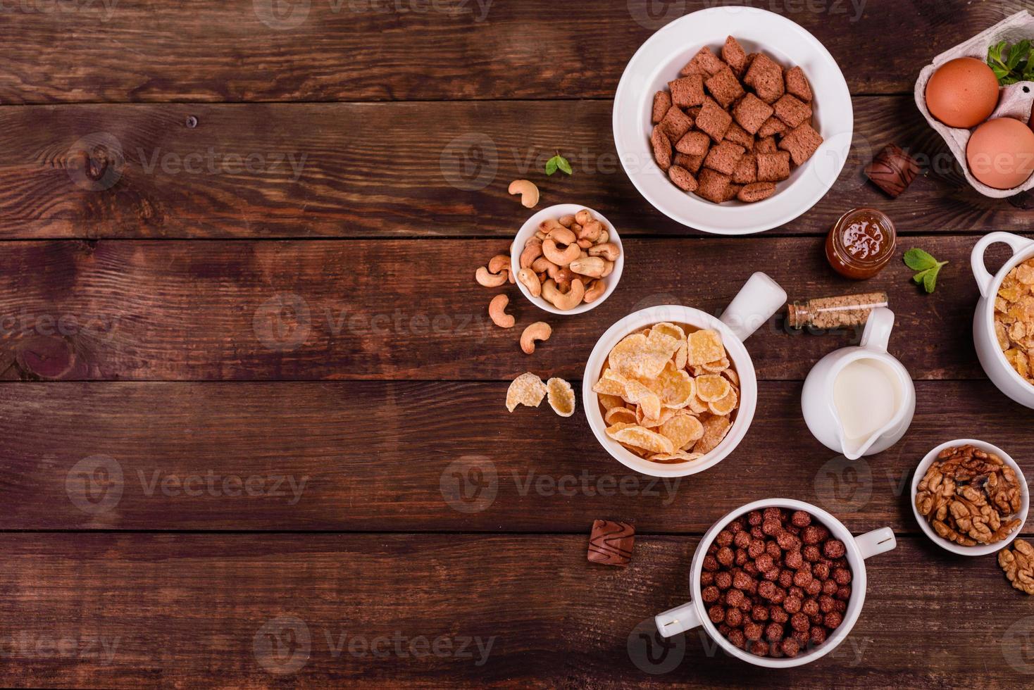 café da manhã saboroso e nutritivo com granola, cereais e nozes. comida saudável foto