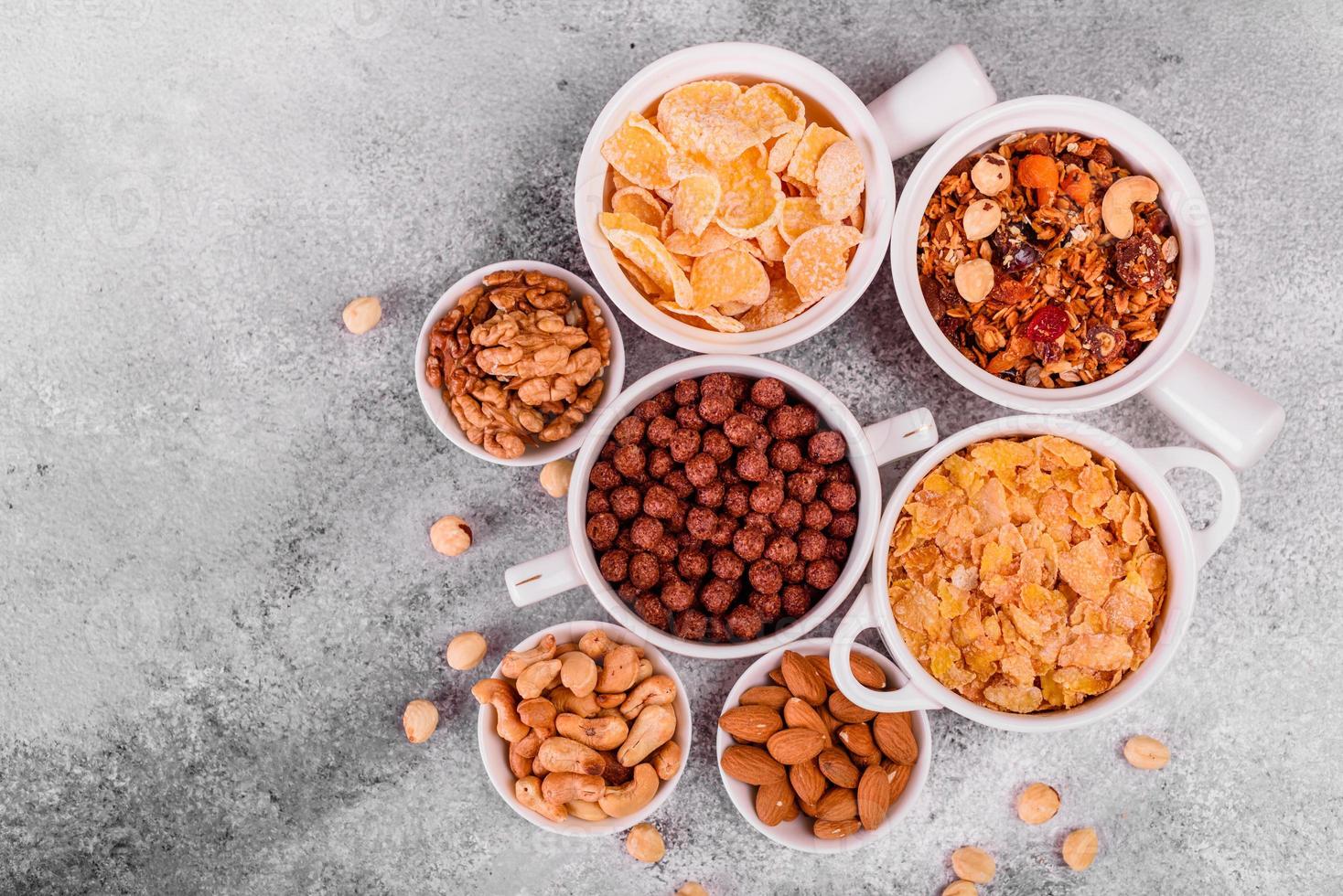 café da manhã saboroso e nutritivo com granola, cereais e nozes. comida saudável foto