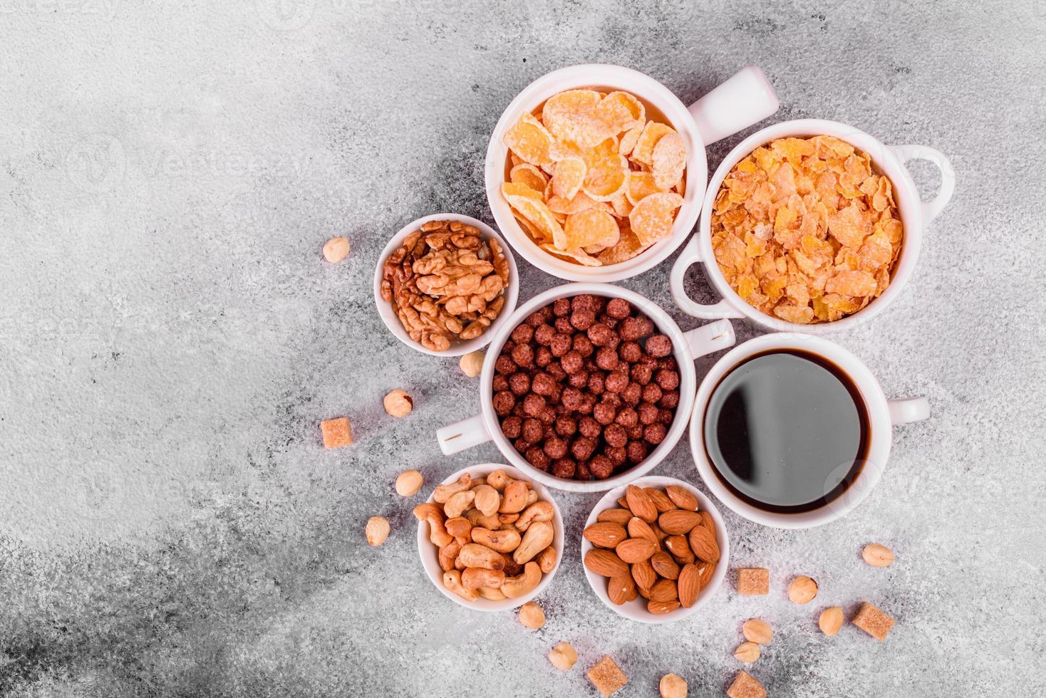 café da manhã saboroso e nutritivo com granola, cereais e nozes. comida saudável foto