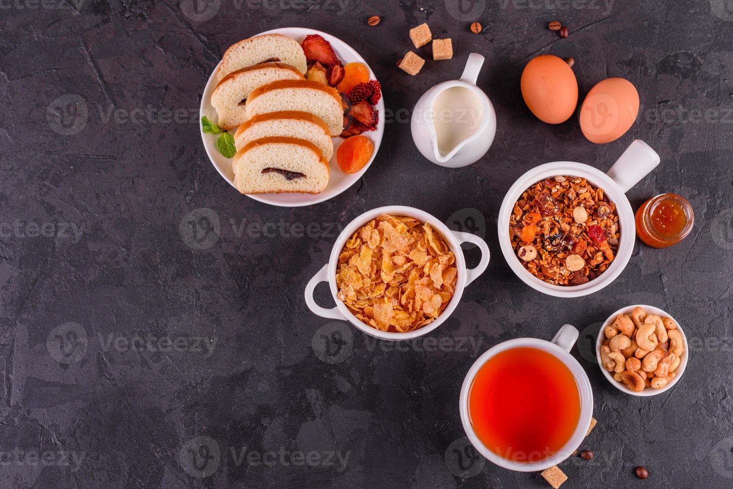 café da manhã saboroso e nutritivo com granola, cereais e nozes. comida saudável foto