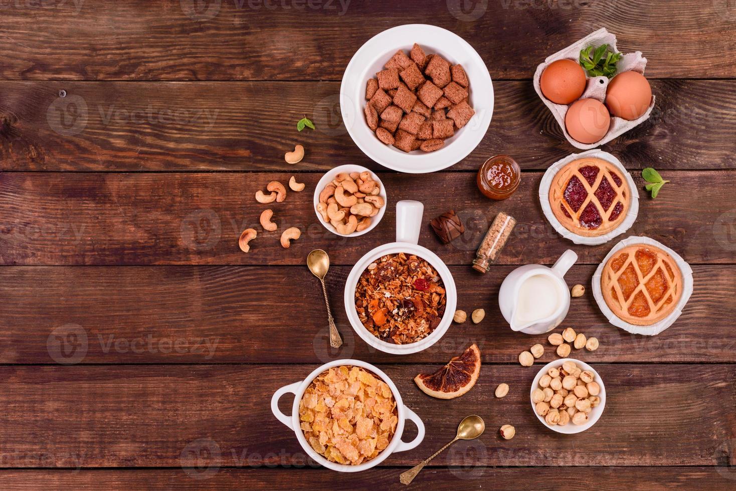 café da manhã saboroso e nutritivo com granola, cereais e nozes. comida saudável foto