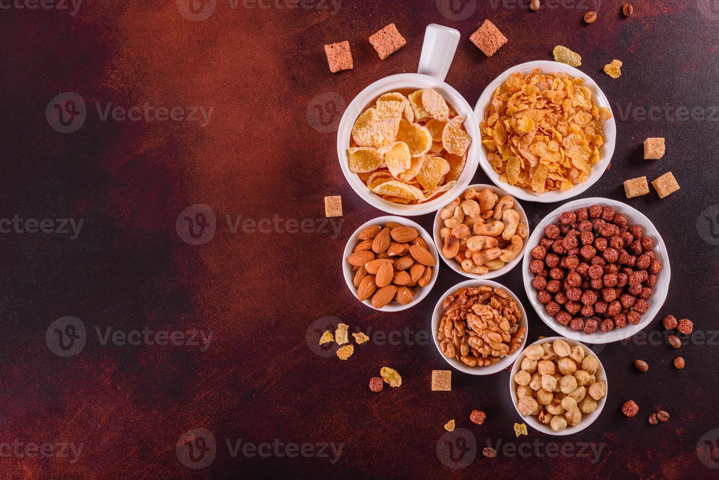 café da manhã saboroso e nutritivo com granola, cereais e nozes. comida saudável foto