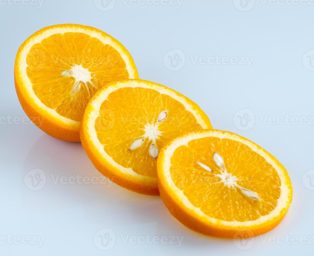 fatias de laranja em um fundo azul claro foto