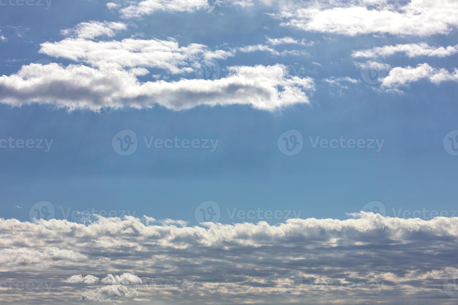 nuvens cinza-branco nos raios de luz de fundo. foto