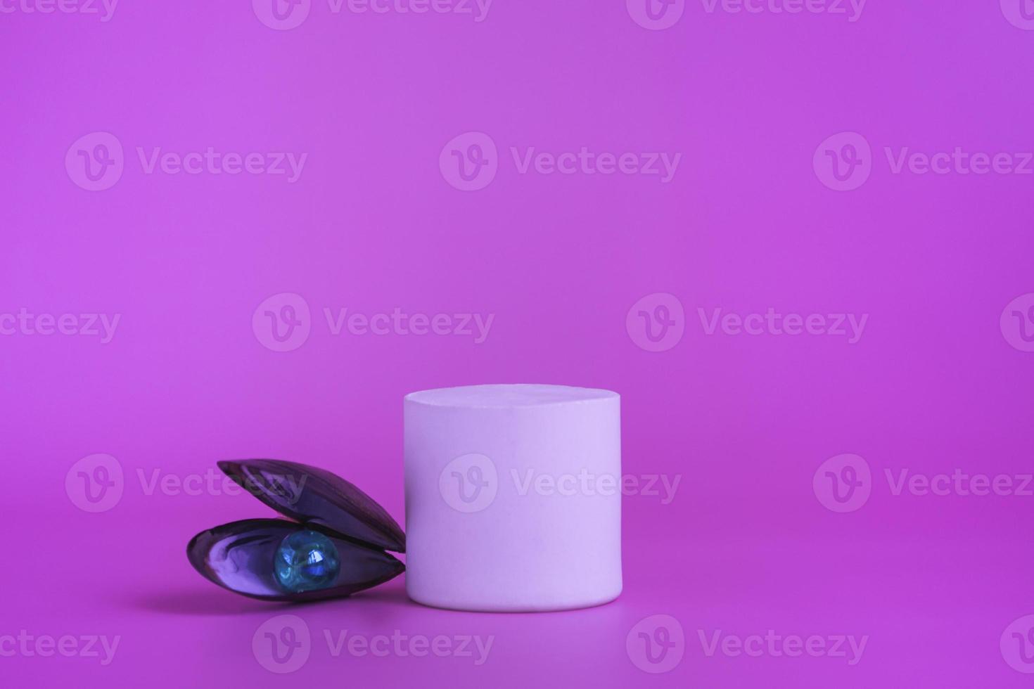 pérolas em uma concha e um pódio branco contra o pano de fundo de nyon. criativo layout.pink background foto