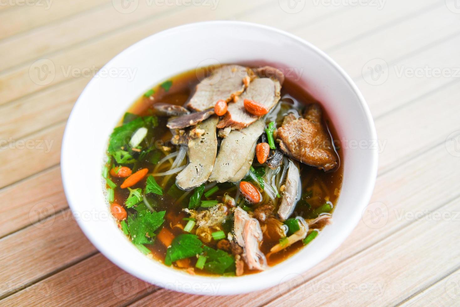 tigela de sopa de macarrão estilo de comida asiática - sopa de macarrão de pato na Tailândia foto