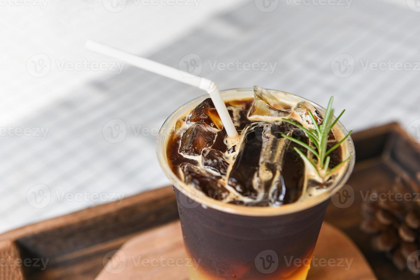 café preto mistura xarope de laranja espumante e alecrim - americano gelado café gelado com limão e suco de laranja e refrigerante foto