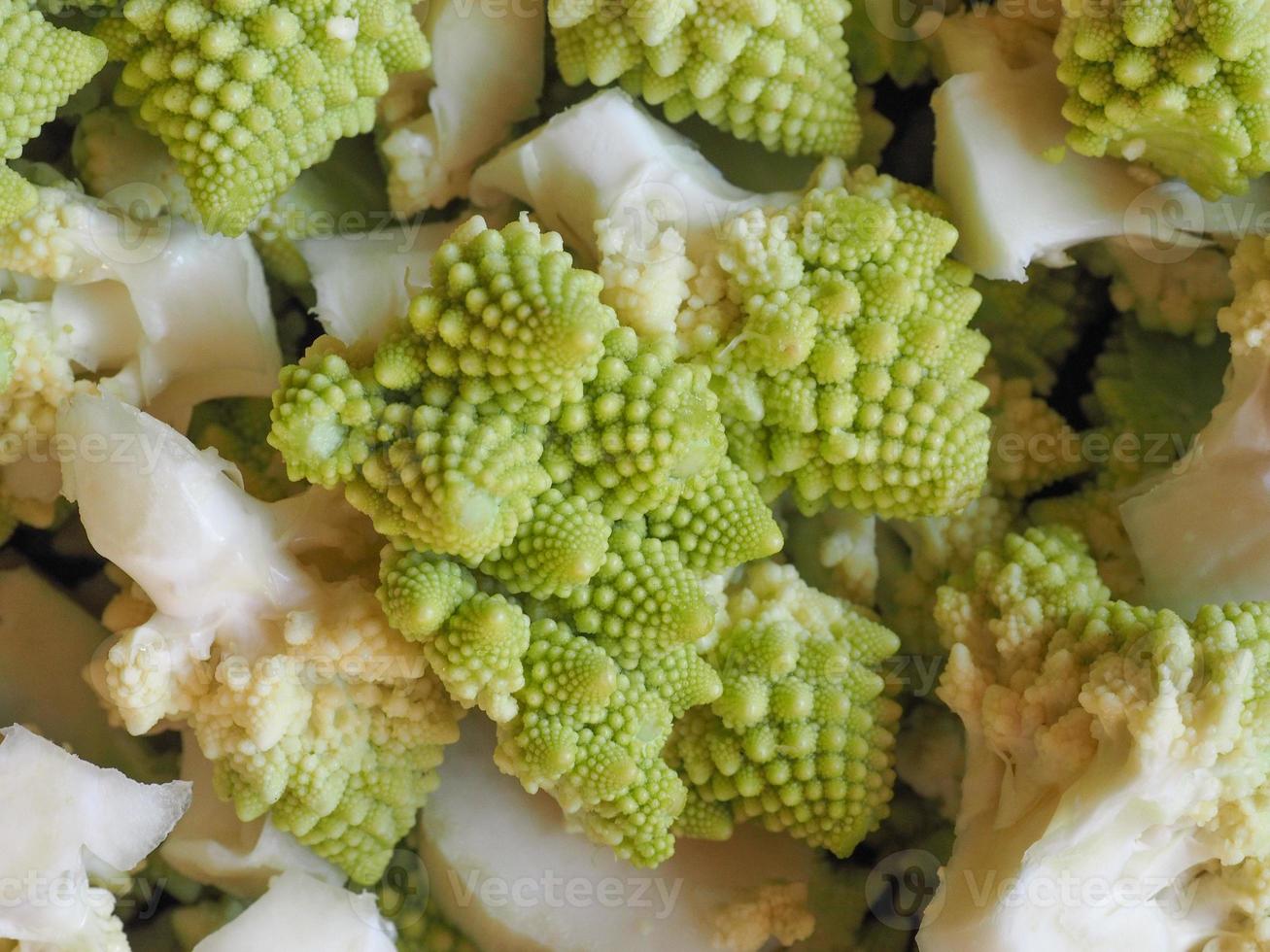 comida de vegetais com brócolis romanesco foto