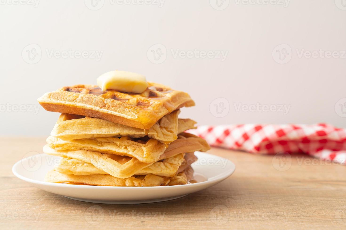 pilha de waffles com manteiga e mel foto