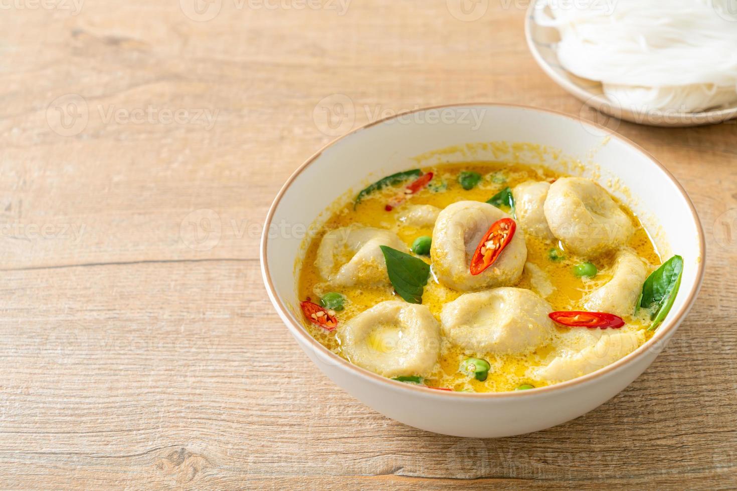 sopa de curry verde com bola de peixe foto