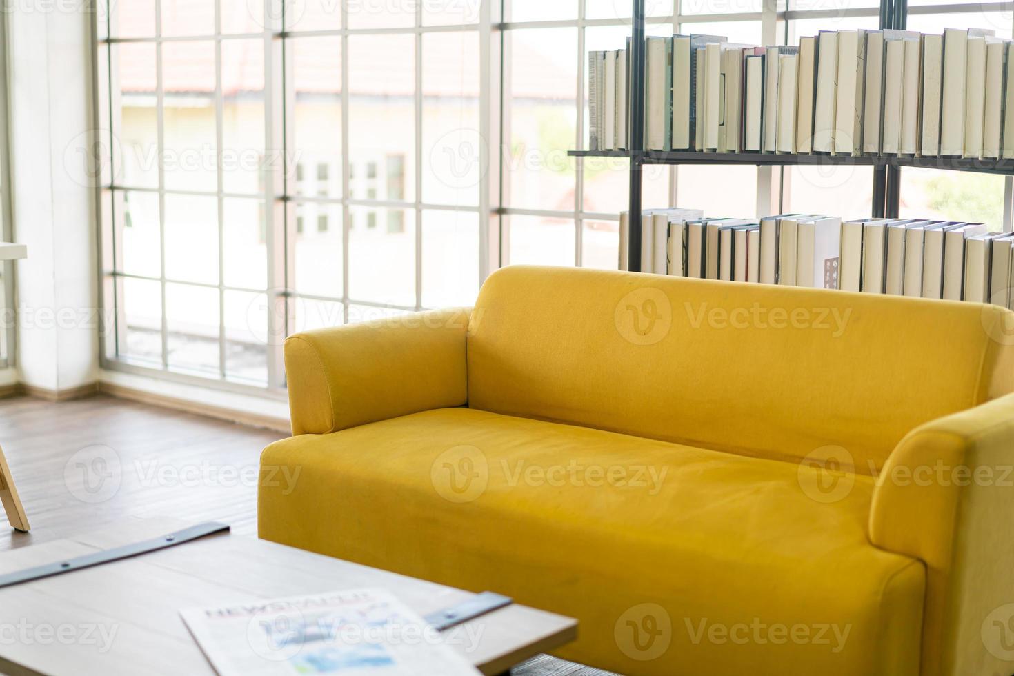 decoração de sofá amarelo vazio em uma sala foto