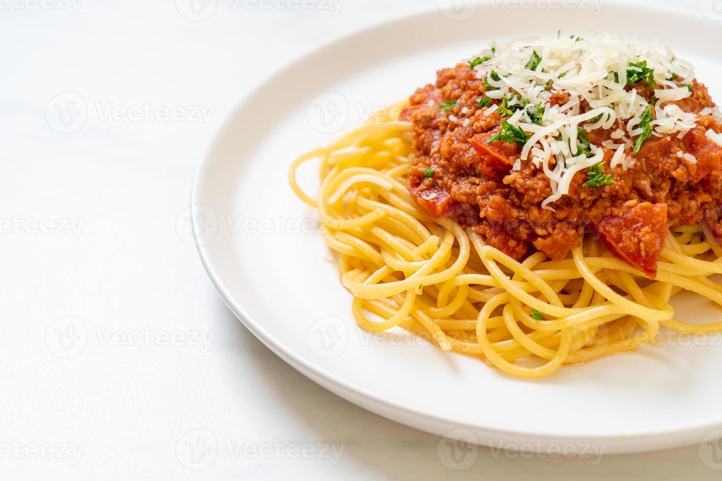espaguete porco à bolonhesa ou espaguete com molho de tomate e porco picado foto