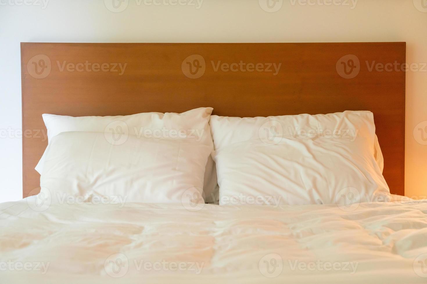 decoração de travesseiro branco na cama foto