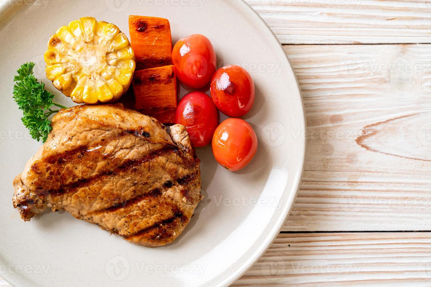 Filé de porco grelhado e churrasco Bife de porco com verdura foto