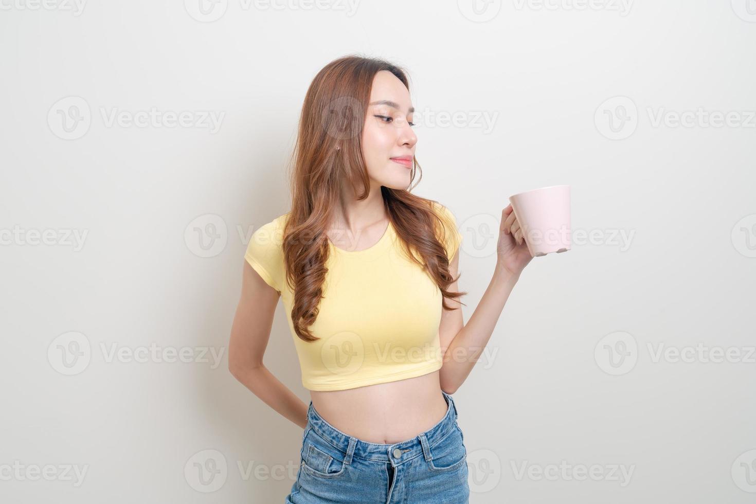 retrato linda mulher asiática segurando uma xícara de café ou caneca foto