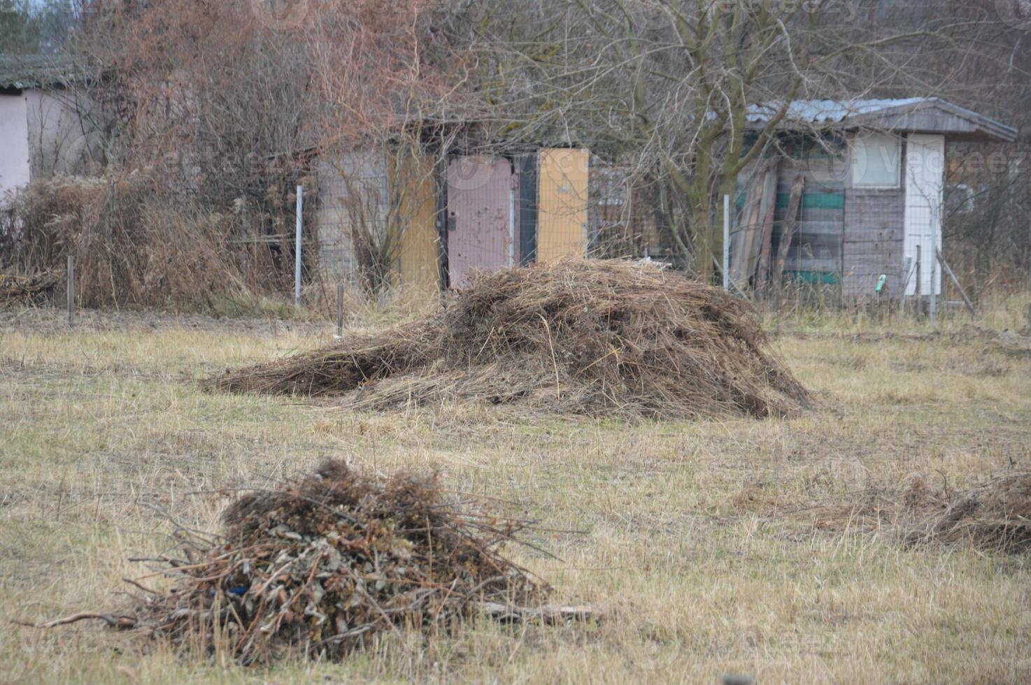 uma pilha de feno e esterco preparada para fertilizar a horta para o inverno foto