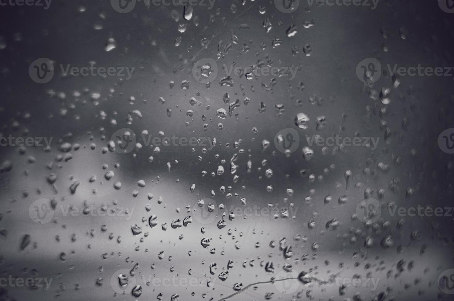 gotas de chuva no vidro foto