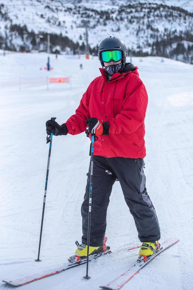 grandvalira, andorra. 2021, 1º de março, esquiador na estação de esqui de Grandvalira em andorra nos tempos de covid19 no inverno de 2020 foto