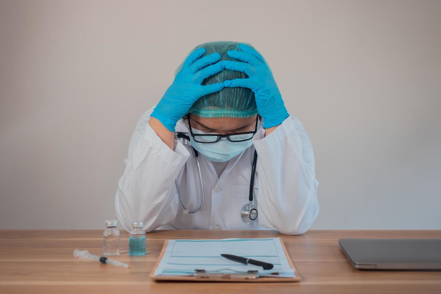 o médico sofre de estresse no hospital devido ao trabalho árduo. foto