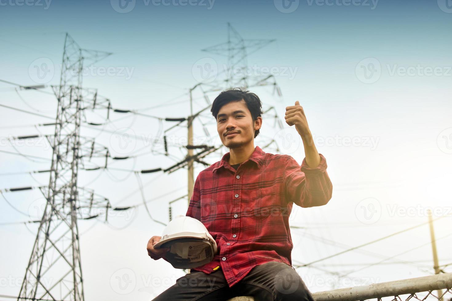 técnico segurando chapéu branco de segurança capacete de luz solar fundo foto